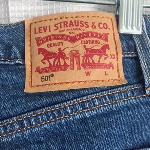 Raw Hem Cropped Levi’s 501 Jeans